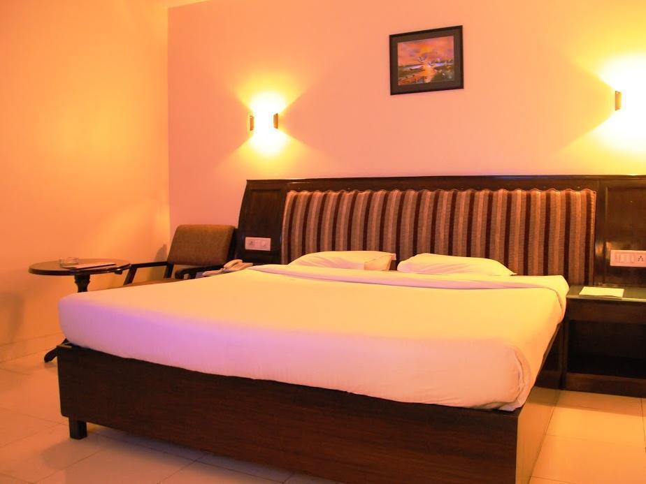 Treebo Trend Grand Plaza Nampally Hyderabad Eksteriør billede