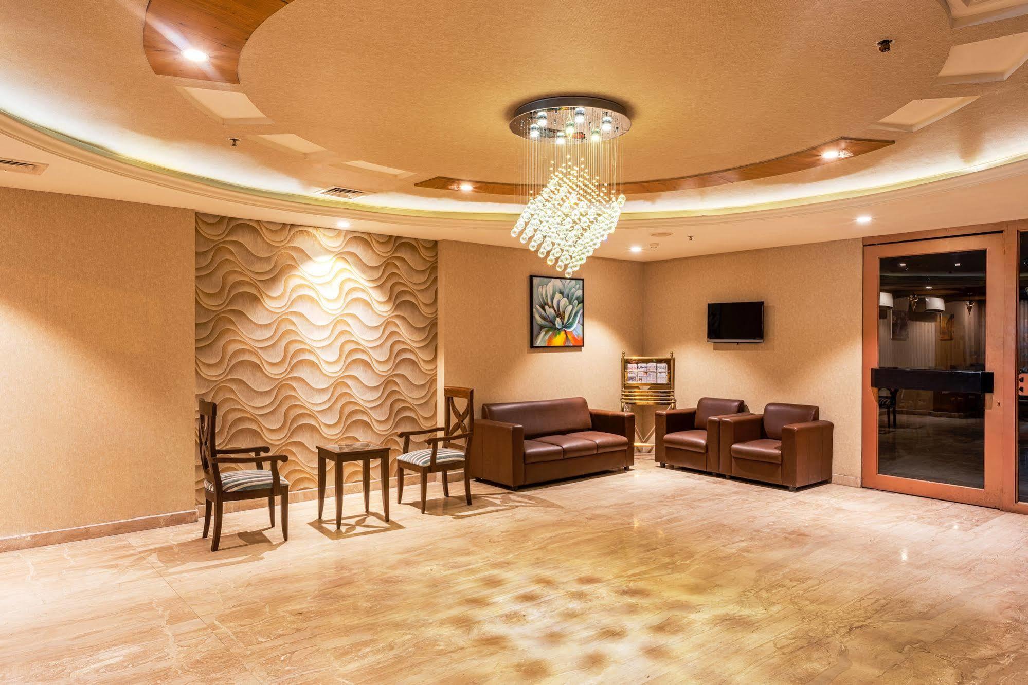 Treebo Trend Grand Plaza Nampally Hyderabad Eksteriør billede