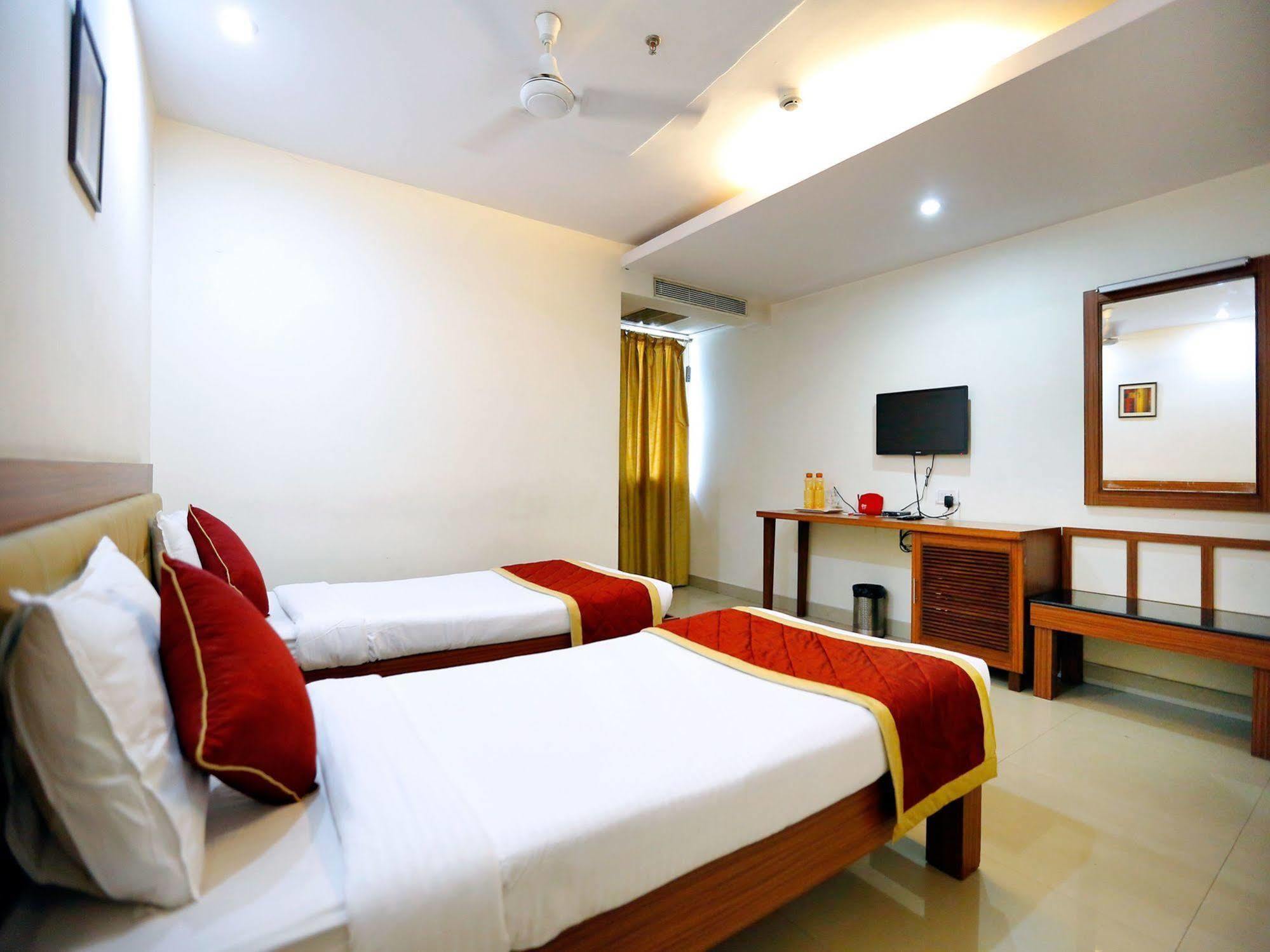 Treebo Trend Grand Plaza Nampally Hyderabad Eksteriør billede