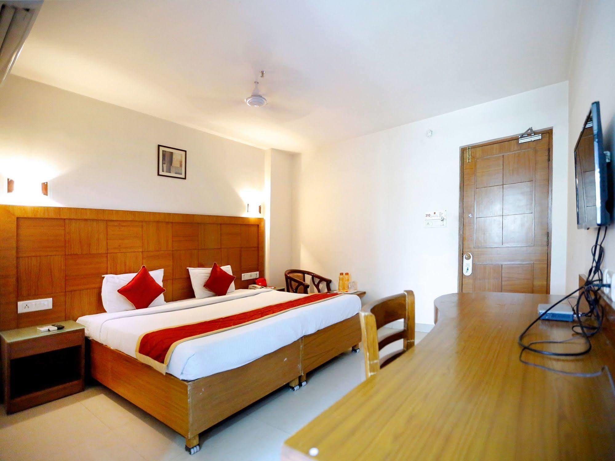 Treebo Trend Grand Plaza Nampally Hyderabad Eksteriør billede