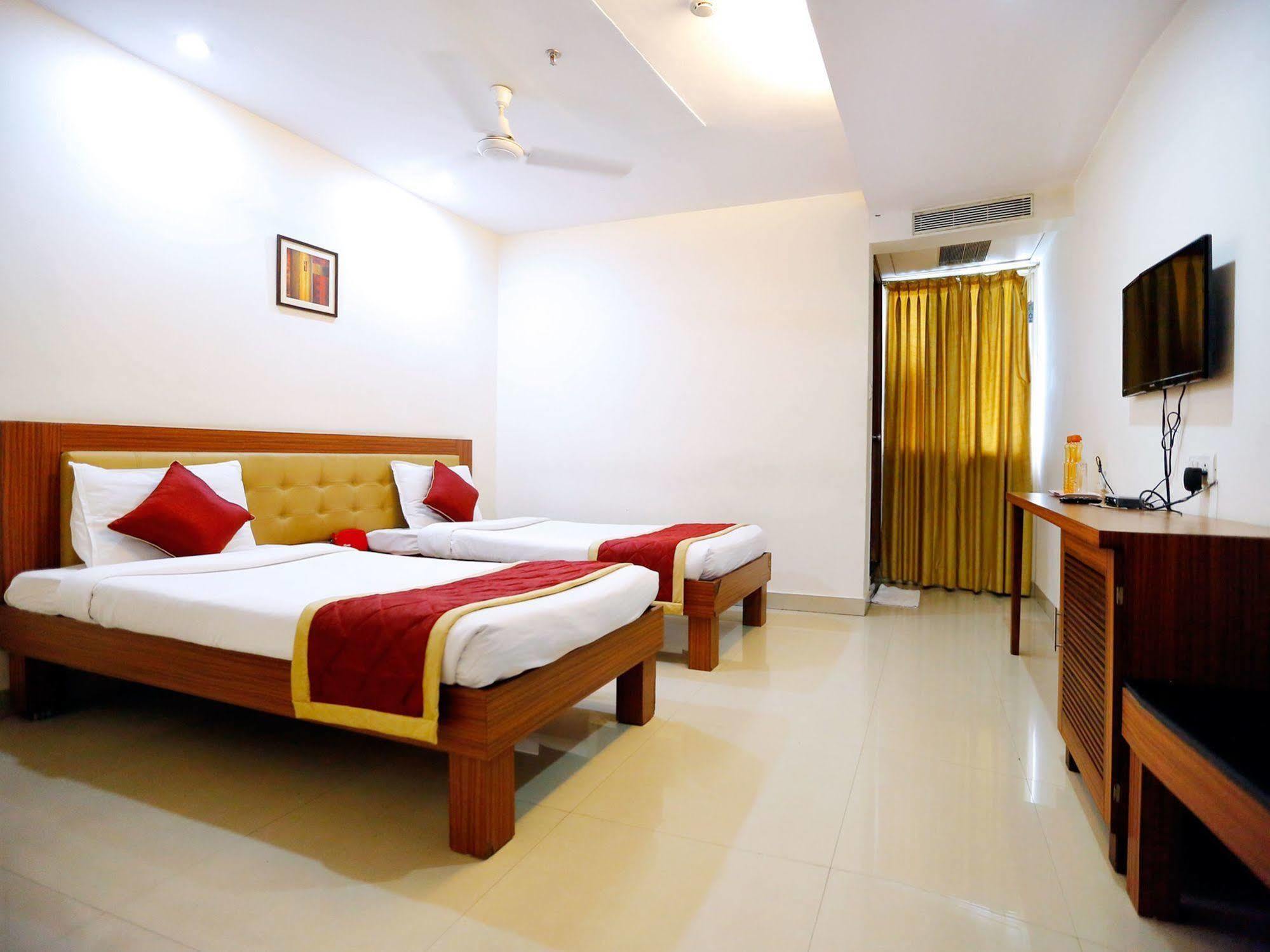 Treebo Trend Grand Plaza Nampally Hyderabad Eksteriør billede