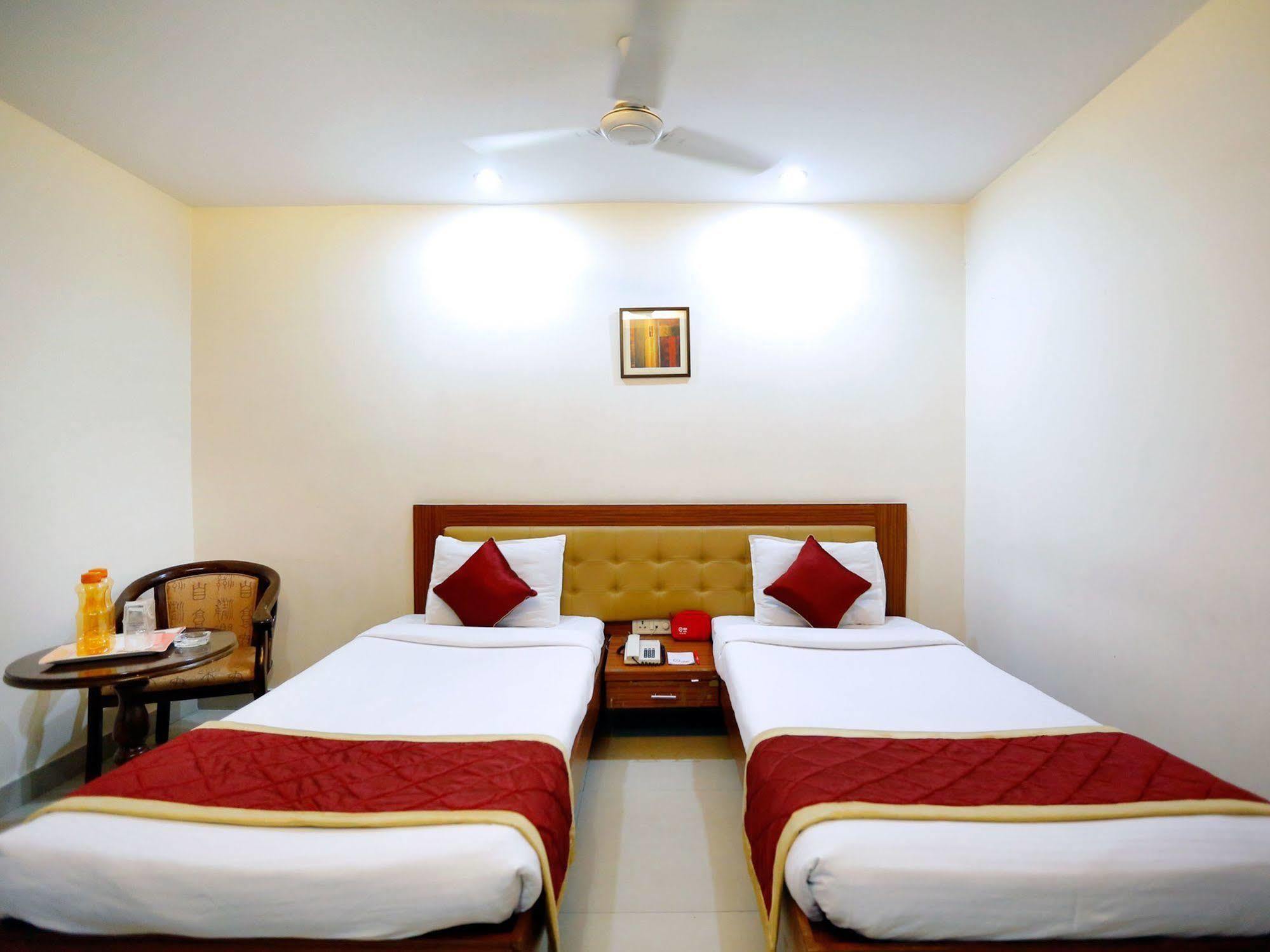 Treebo Trend Grand Plaza Nampally Hyderabad Eksteriør billede