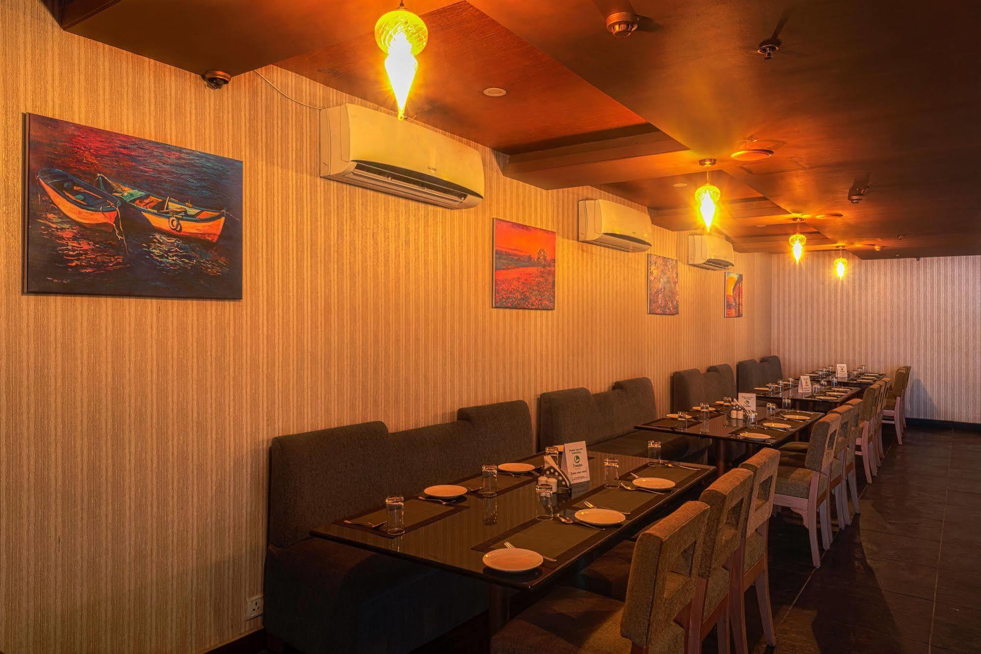 Treebo Trend Grand Plaza Nampally Hyderabad Eksteriør billede